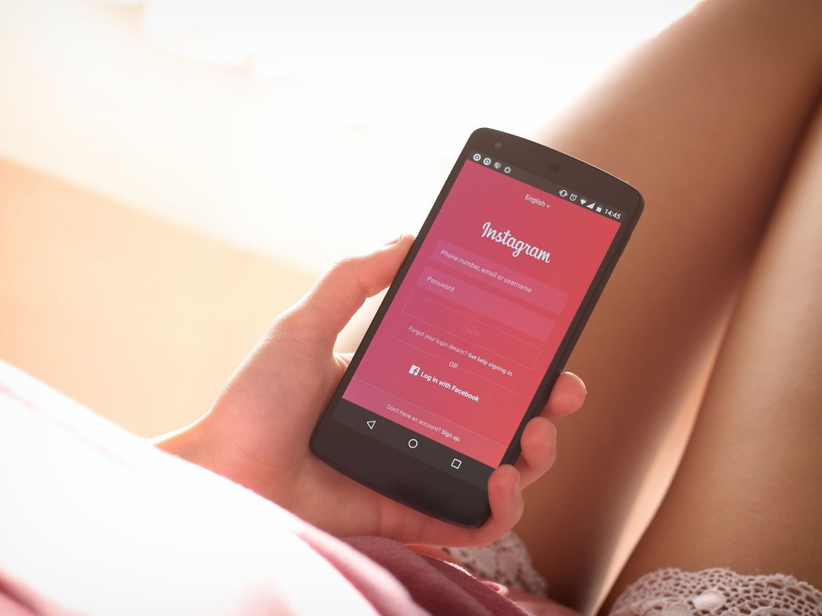 Elinde Instagram uygulaması açık akıllı telefon tutan kullanıcı