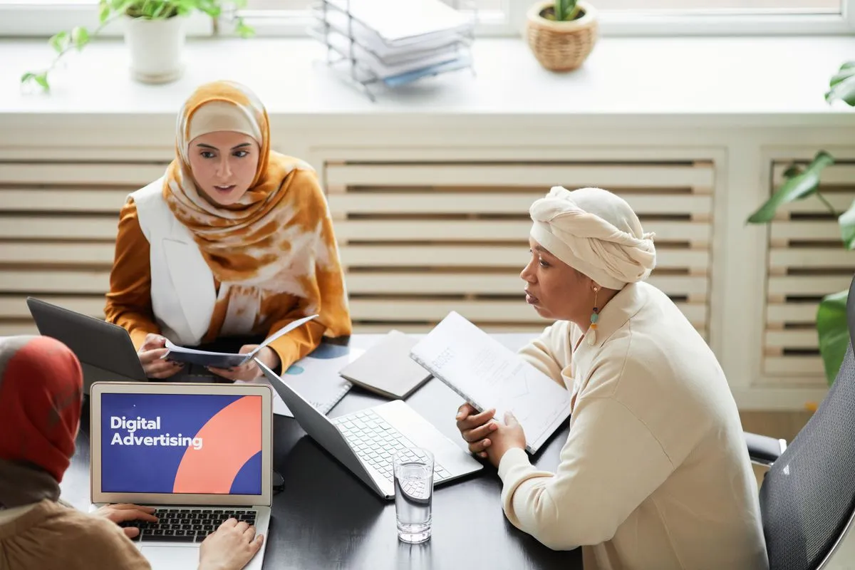 Dijital reklam stratejisi üzerine çalışan kadın ekip üyeleri