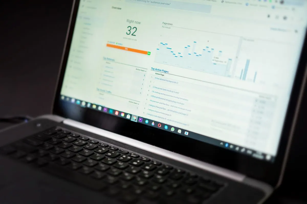 Google Reklamları analitik panelini gösteren dizüstü bilgisayar - e-ticaret sitesi reklam stratejisi