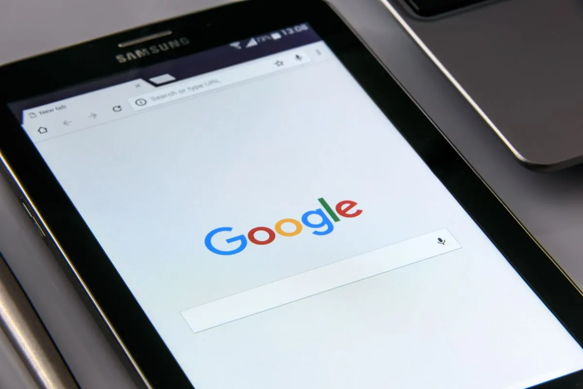 Google arama ekranı gösteren tablet