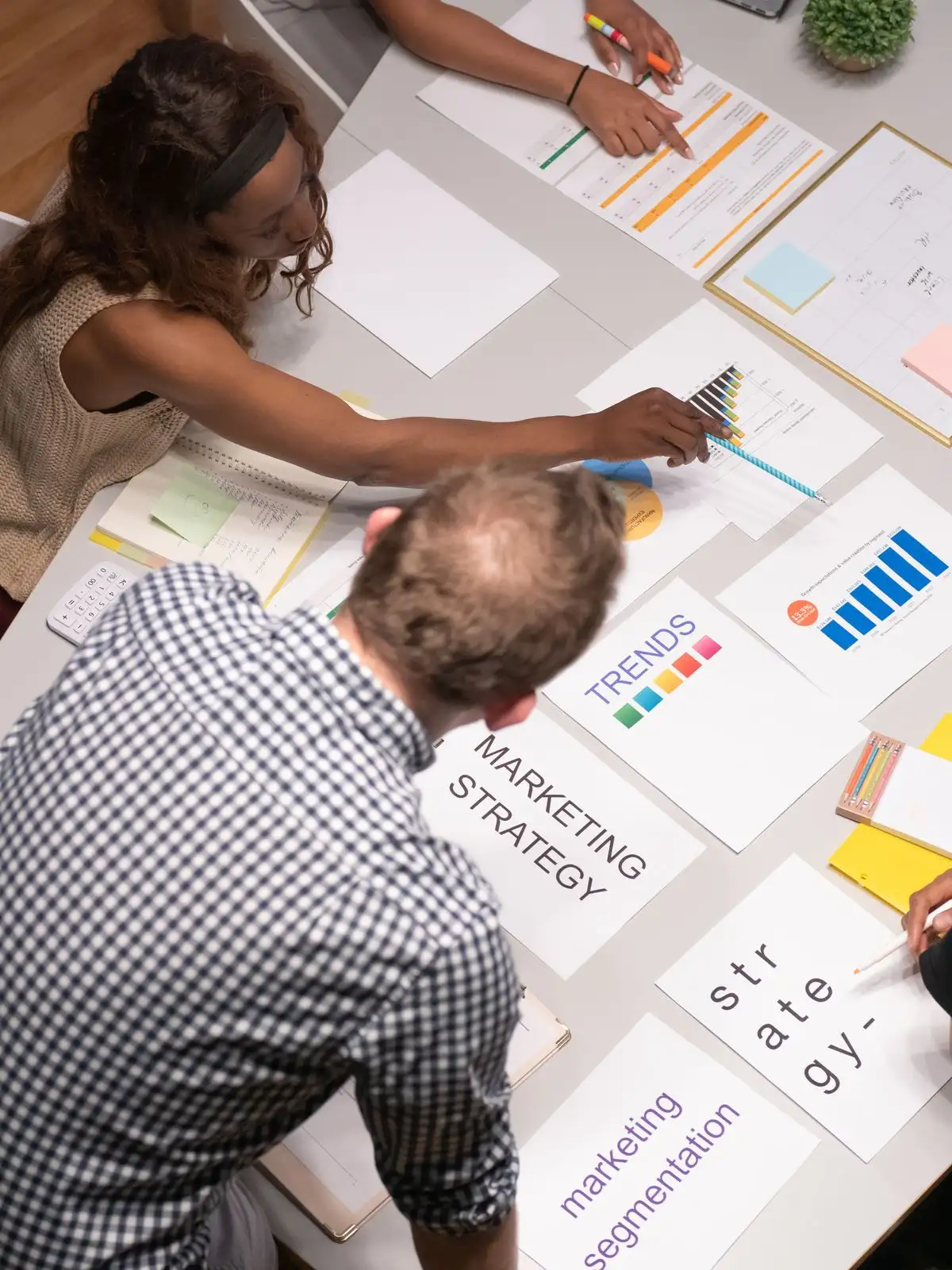 Teams aus verschiedenen Branchen in einem Meeting zur SEO- und Marketingstrategie