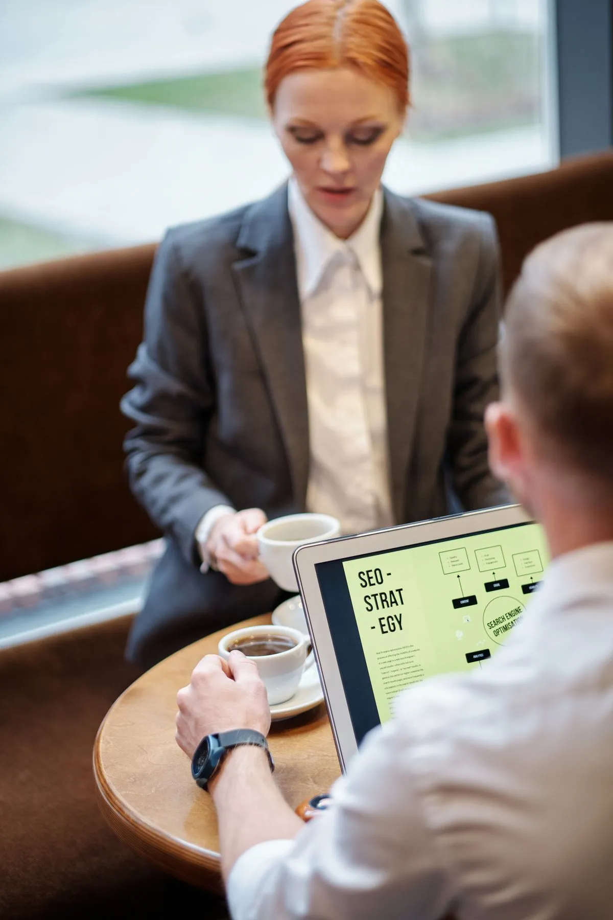 Online-Marketing-Team bei der Arbeit an einer SEO-Strategie